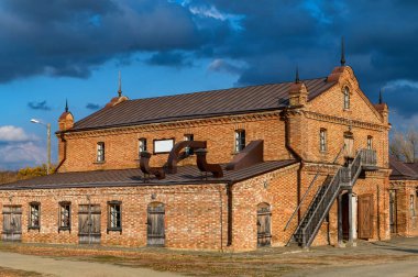 Eski kırmızı tuğla fabrikası. Sonbahar günü dışarıdan bak.