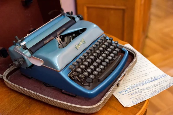 VESHENSKAYA, RUSSIA - CIRCA OCTOBER 2019: typewriter of writer Mikhail Sholokhov — Stock Photo, Image