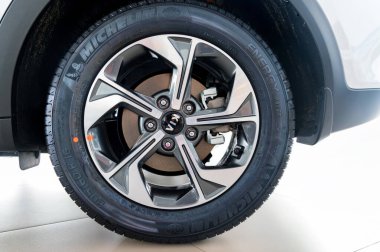 ROSTOV-ON-DON, RUSSIA - CRCA HAZİRAN 2020: Kia XCeed 'in Michelin çarkı, yeni popüler model
