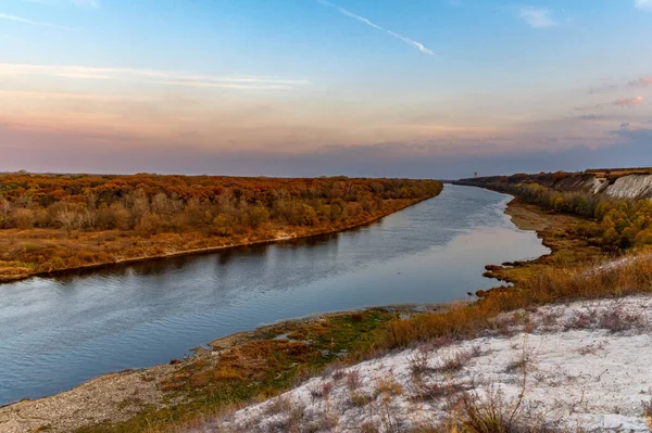 Bend de la rivière Don dans les tronçons supérieurs de la rivière à partir du drone — Photo