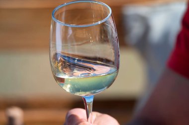 Doğada üzümlerin yanında beyaz şarapla el ele tutuşur.