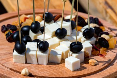 Ormanlık tabakta kürdanlı abur cuburların yakın çekimi.