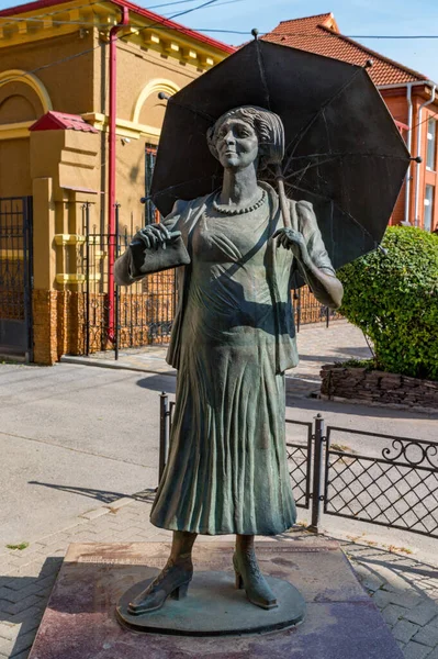 TAGANROG, RUSSIA - CIRCA OCTOBER 2020: monumentet over Faina Ranevskaya - Stock-foto