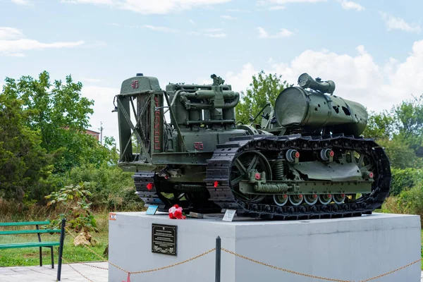 KERCH, RUSSIA - CIRCA PAŹDZIERNIK 2019: pomnik w kamieniołomach Adzhimushkay ciągnika — Zdjęcie stockowe