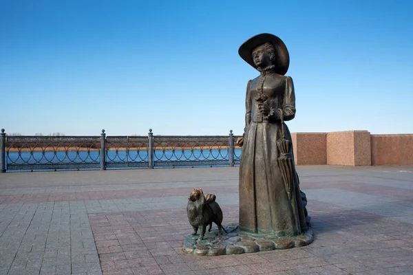 АСТРАХАН, РОССИЯ - CIRCA FEBRUARY 2020: Скульптурная леди с собакой — стоковое фото