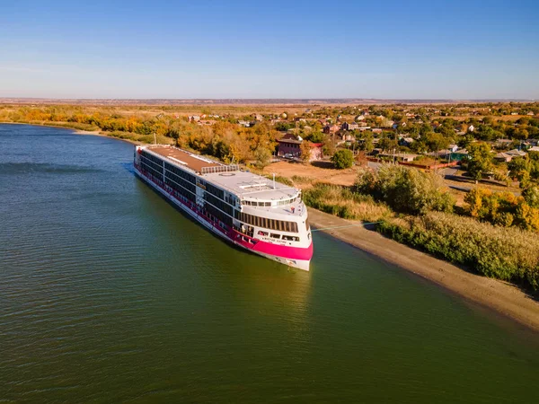 STAROCHERKASSKAYA, Rusland - CIRCA OKTOBER 2020: riviermotorschip Mustai Karim Stockfoto