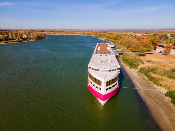 STAROCHERKASSKAYA, RUSSIA - CIRCA OCTOBER 2020: river motor ship Mustai Karim 免版税图库照片