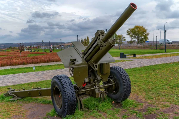 SAMBEK, RUSSIA - CIRCA OCTOBER 2020: 122 mm howitzer M-30 — Stock Photo, Image