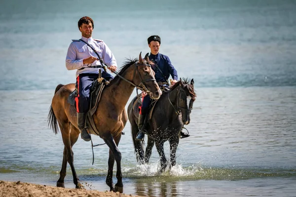 STAROCHERKASSK, RUSSIA - CIRCA WRZESIEŃ 2020: dwóch młodych Don Kozaków na koniach Zdjęcie Stockowe