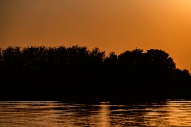 Bozkır ve nehirle güzel yaz gündoğumu manzarası