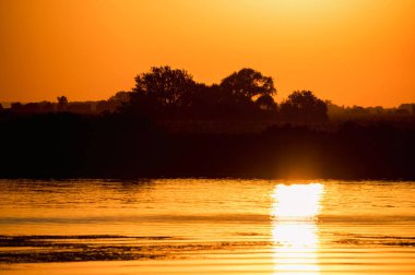Bozkır ve nehirle güzel yaz gündoğumu manzarası