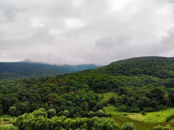 Hermoso paisaje de verano de montaña con cielo, río y bosque —  Fotos de Stock