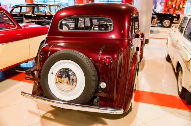 KAMENSK-SHAKHTINSKY, RUSYA - 25 EKİM 2020: kırmızı Moskvich-400