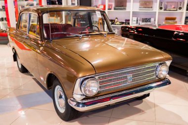 KAMENSK-SHAKHTINSKY, RUSSIA - 25 Ekim 2020: kahverengi Moskvich-408 otomobil