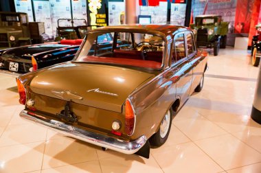 KAMENSK-SHAKHTINSKY, RUSSIA - 25 Ekim 2020: kahverengi Moskvich-408 otomobil