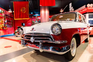 KAMENSK-SHAKHTINSKY, RUSSIA - 25 EKİM 2020: kırmızı ve beyaz GAZ-21 Volga