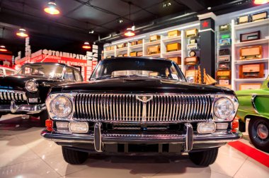 KAMENSK-SHAKHTINSKY, RUSSIA - 25 EKİM 2020: siyah GAZ-24 Volga