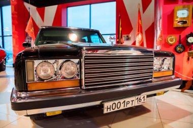 KAMENSK-SHAKHTINSKY, RUSYA - 25 EKİM 2020: siyah ZIL 41045 Sovyet limuzini