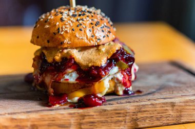 Kapatın lezzetli hamburgeri, kıyma tepside servis edin.