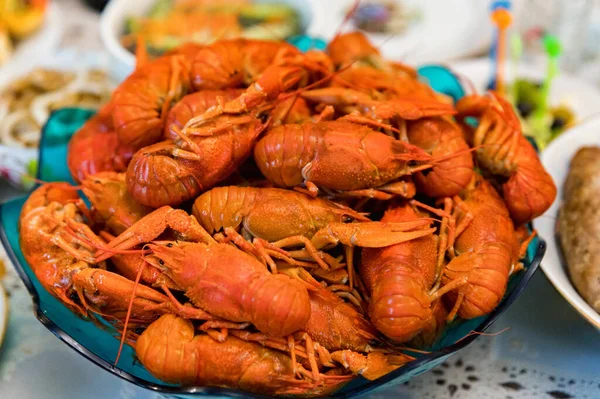 Close up de lagostins cozidos em prato na mesa — Fotografia de Stock