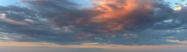 Dramático atardecer y amanecer cielo con nubes rosadas — Foto de Stock