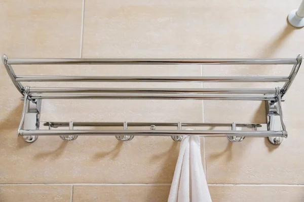 Serviette blanche accroche sur porte-serviettes dans la salle de bain — Photo