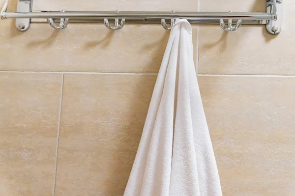 Λευκή πετσέτα κρέμεται σε θήκη πετσετών στο μπάνιο — Φωτογραφία Αρχείου