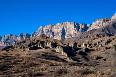 Kuzey Kafkasya 'da kayalar ve kuru çimenler Sonbaharda güneşli bir günde