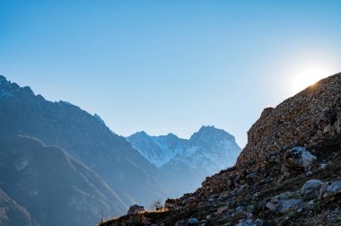 Kuzey Kafkasya 'da kayalar ve kuru çimenler Sonbaharda güneşli bir günde