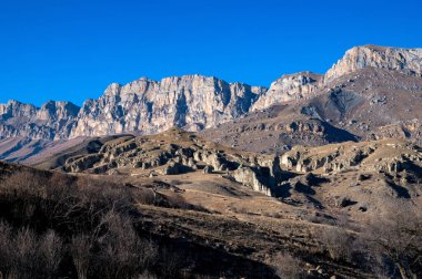 Kuzey Kafkasya 'da kayalar ve kuru çimenler Sonbaharda güneşli bir günde