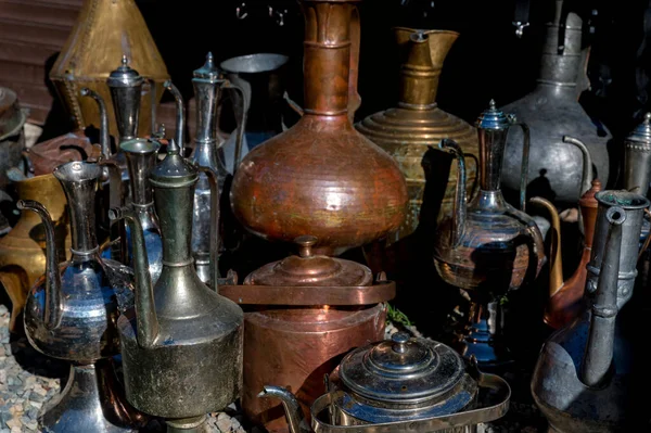 Az antik sárgaréz kancsók és edények közelsége — Stock Fotó