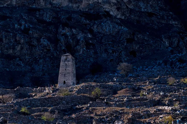 Vista de la fortaleza medieval de la torre Abay-Kala en el norte del Cáucaso, Rusia — Foto de Stock