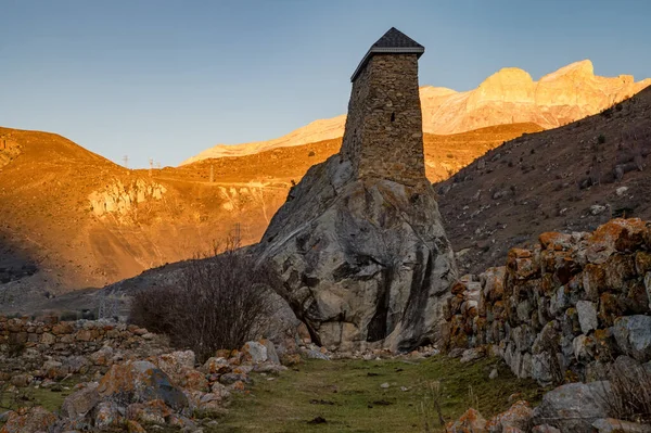 Uitzicht op het middeleeuwse torenfort Amirkhan-Kala in de noordelijke Kaukasus, Rusland — Stockfoto