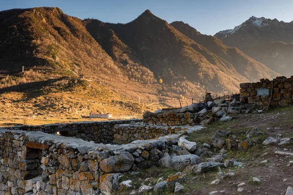 View of autumn mountains in old abandoned balkar village in North Caucasus — Stock Photo, Image