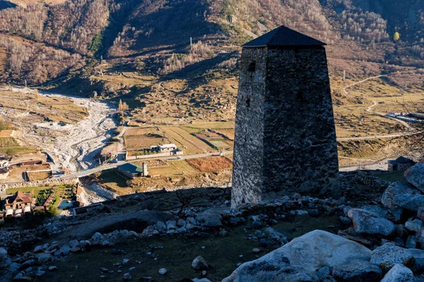 Vista de la fortaleza medieval de la torre Abay-Kala en el norte del Cáucaso, Rusia — Foto de Stock