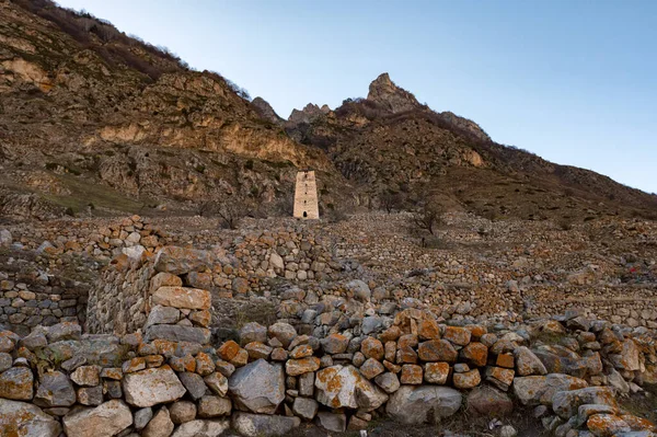 Uitzicht op het middeleeuwse torenfort Abay-Kala in de noordelijke Kaukasus, Rusland — Stockfoto