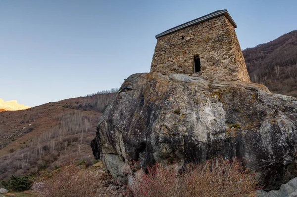 Vista de la fortaleza medieval de la torre Amirkhan-Kala en el norte del Cáucaso, Rusia — Foto de Stock