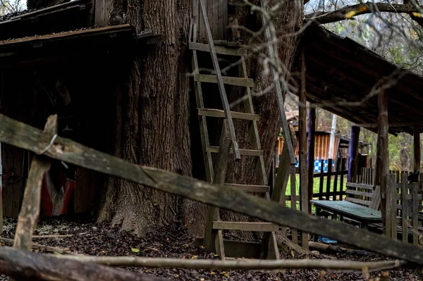 Das alte verlassene Holzhaus im russischen Dorf — Stockfoto