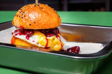 Kapatın lezzetli hamburgerleri tepside servis edin.