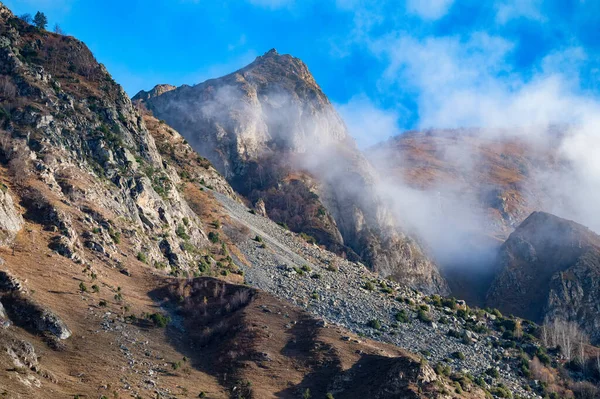 Rocas y nubes en las montañas del Cáucaso Norte en otoño en un día soleado —  Fotos de Stock