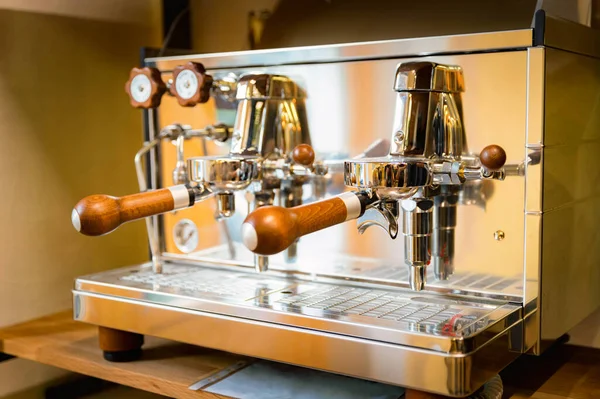 Close up of wood and still lever espresso machine — Stock Photo, Image