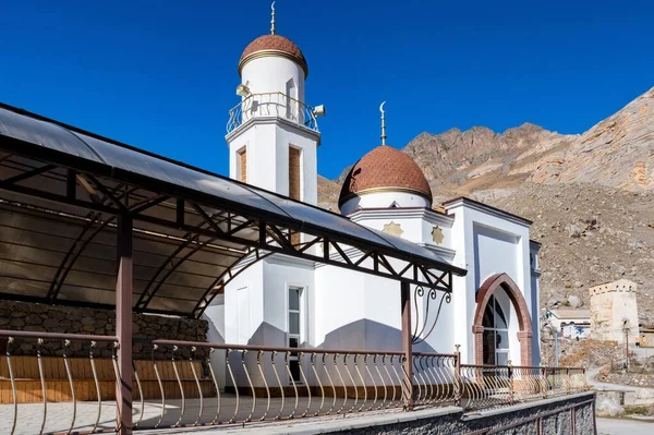 Mezquita en las montañas en el pueblo de Balkar en el Cáucaso Norte — Foto de Stock