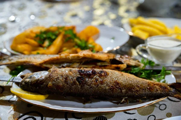 Sluiten van viskebab of gegrilde vis op houtskoolspies op plaat — Stockfoto