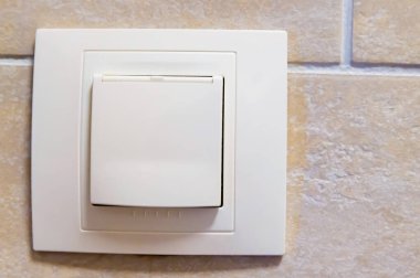 Duvardaki prizlerden kurtul.