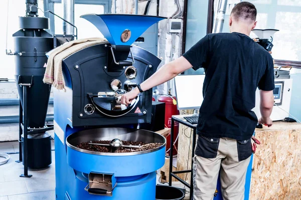 Café que vierte de la máquina de tostadora al cilindro de enfriamiento. — Foto de Stock