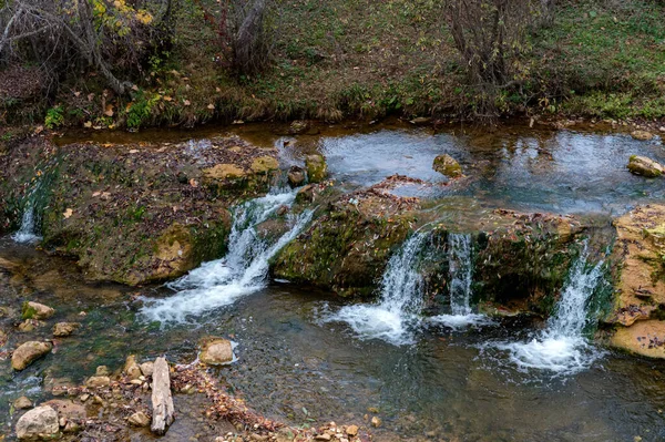 Paisagem de outono com montanha riacho seco com corredeiras e verde exuberante — Fotografia de Stock