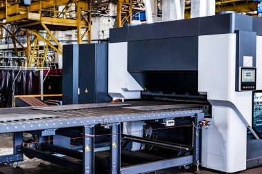 Büyük endüstriyel fabrikadaki parça düzleştirici makine.