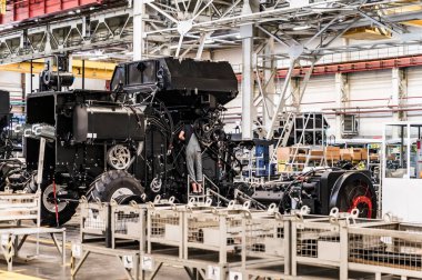 Büyük endüstriyel fabrikanın içindeki montaj atölyesi.