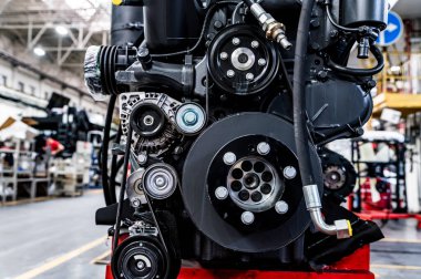 Modern traktör fabrikasına yakın çekim motorları.