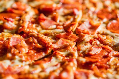 Salamlı ve peynirli leziz taze pizza.